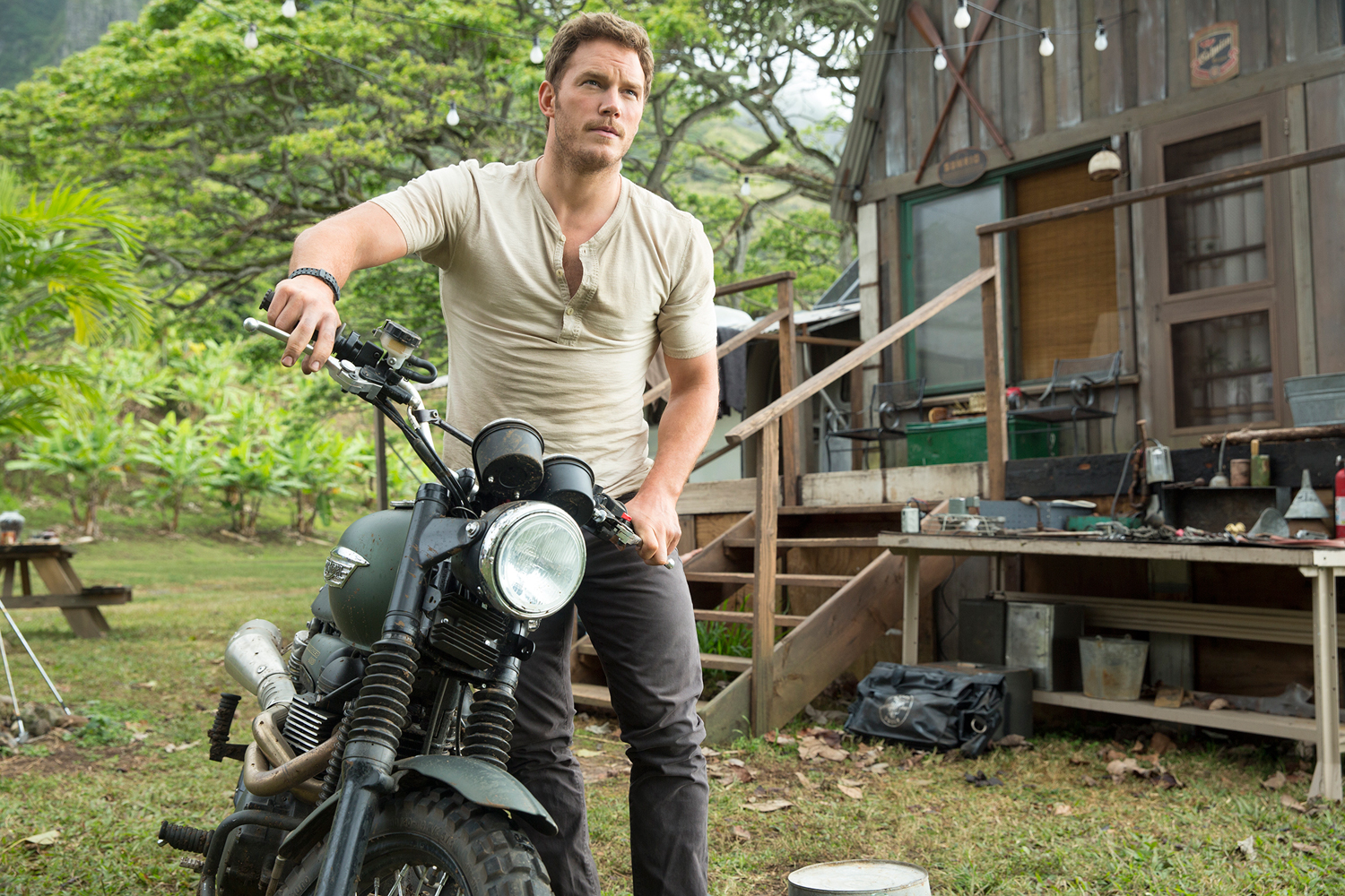 jurassic-park-4-photos-1-chris-pratt