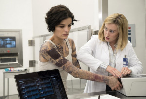 BLINDSPOT -- "Pilot" -- Pictured: (l-r) Jaimie Alexander as Jane Doe, Ashley Johnson as Patterson -- (Photo by: Virginia Sherwood/NBC)