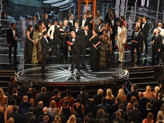 The cast of "Moonlight" and ""La La Land" appear on stage as presenter Warren Beatty (C), flanked by host Jimmy Kimmel (L) shows the winner's envelope for Best Movie "Moonlight" on stage at the 89th Oscars on February 26, 2017 in Hollywood, California. / AFP / Mark RALSTON        (Photo credit should read MARK RALSTON/AFP/Getty Images)