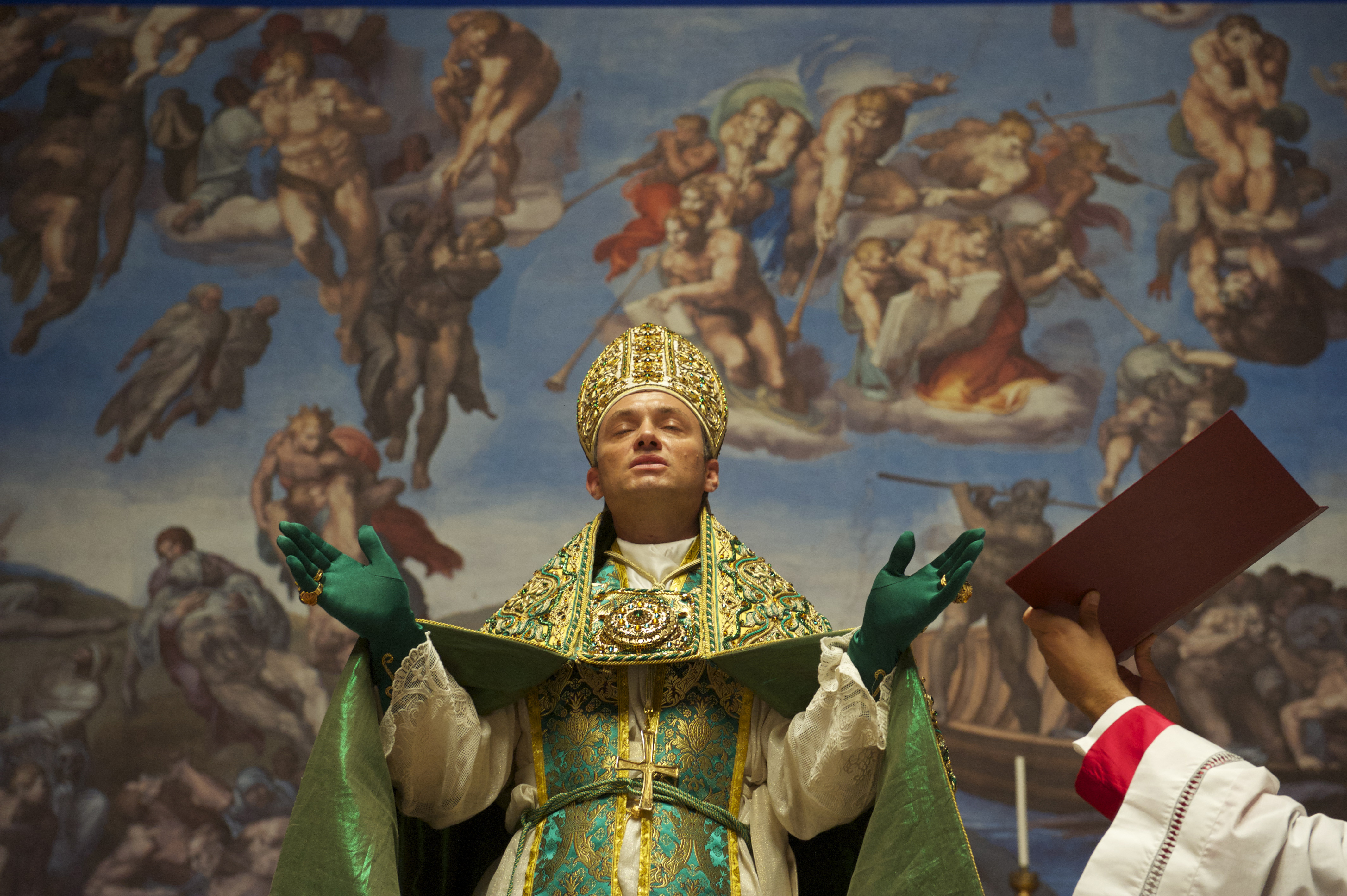 Молодой папа 4. Молодой папа. Джуд Лоу папа Римский.