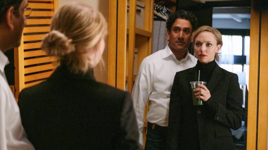 Amanda Seyfried e Naveen Andrews in "The Dropout"