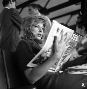 Monica Vitti su una poltrona dell'aeroporto di Fiumicino - 1961 - Foto Archivio Luce